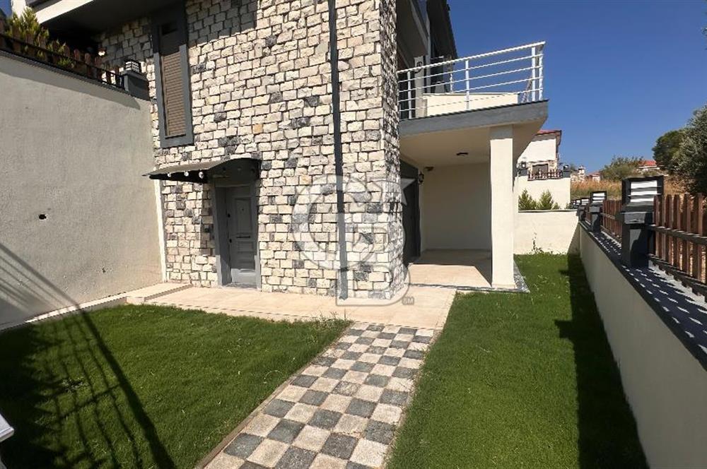 Karaburun Saip Mahallesi'nde Doğa ve Deniz Manzaralı Villa