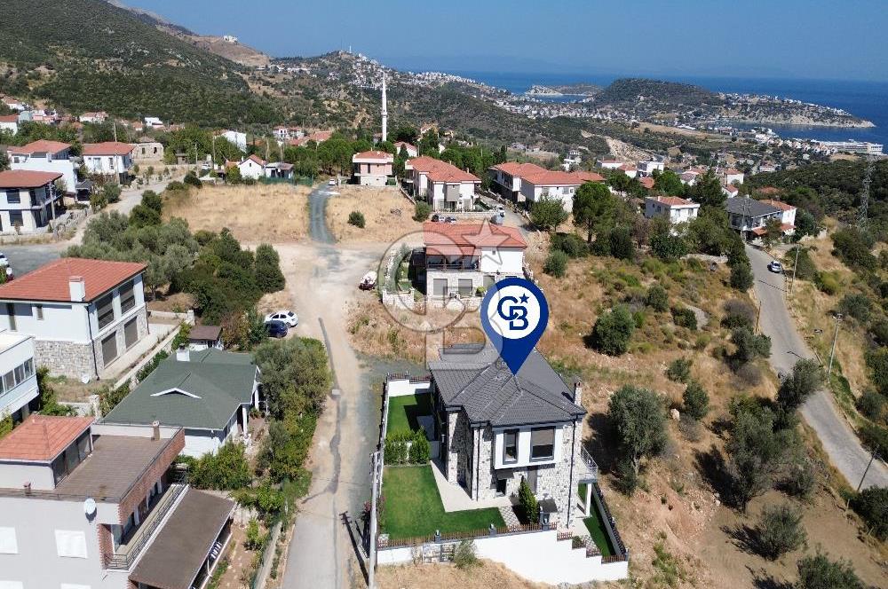 Karaburun Saip Mahallesi'nde Doğa ve Deniz Manzaralı Villa
