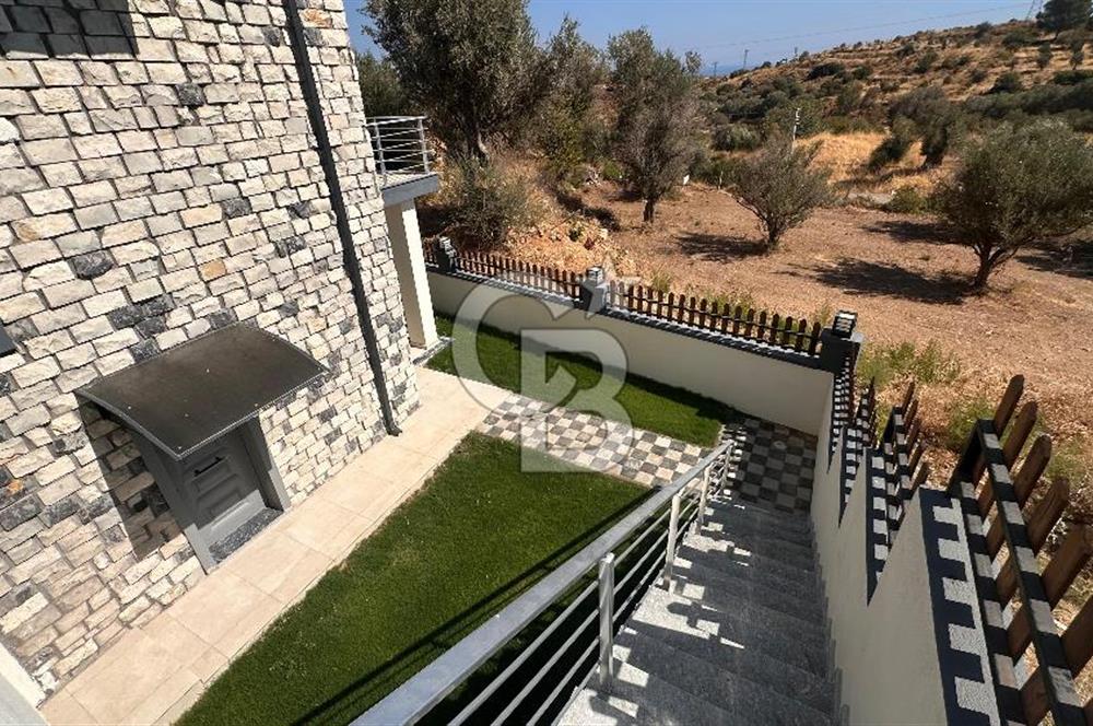 Karaburun Saip Mahallesi'nde Doğa ve Deniz Manzaralı Villa