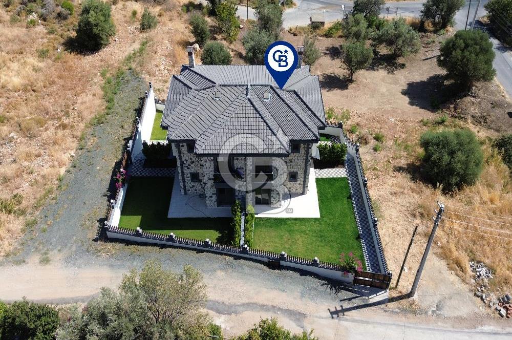Karaburun Saip Mahallesi'nde Doğa ve Deniz Manzaralı Villa
