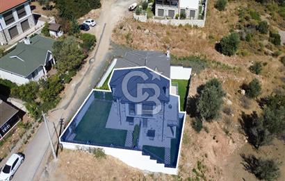 Karaburun Saip Mahallesi'nde Doğa ve Deniz Manzaralı Villa