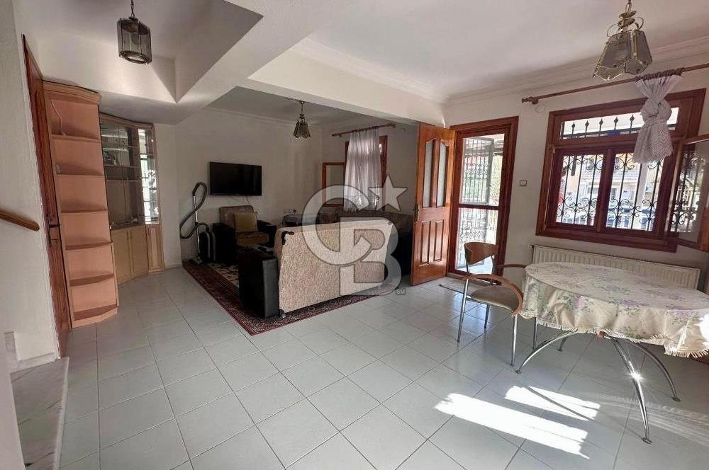 FIRSAT !! İpekkum Plajında 5+1 Tadilatlı Tripleks Bahçeli Villa