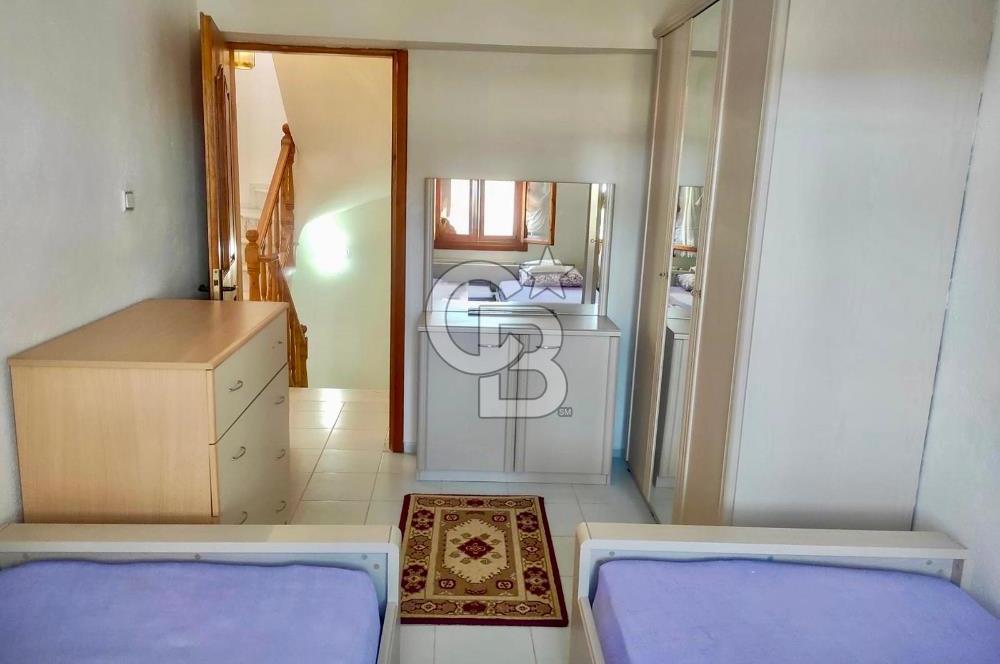 FIRSAT !! İpekkum Plajında 5+1 Tadilatlı Tripleks Bahçeli Villa
