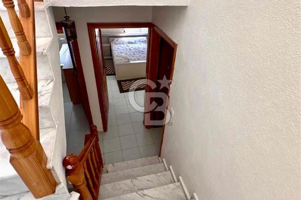 FIRSAT !! İpekkum Plajında 5+1 Tadilatlı Tripleks Bahçeli Villa