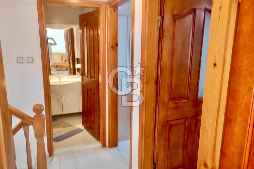 FIRSAT !! İpekkum Plajında 5+1 Tadilatlı Tripleks Bahçeli Villa