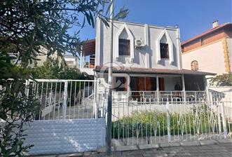 FIRSAT !! İpekkum Plajında 5+1 Tadilatlı Tripleks Bahçeli Villa