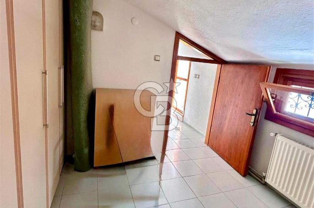 FIRSAT !! İpekkum Plajında 5+1 Tadilatlı Tripleks Bahçeli Villa