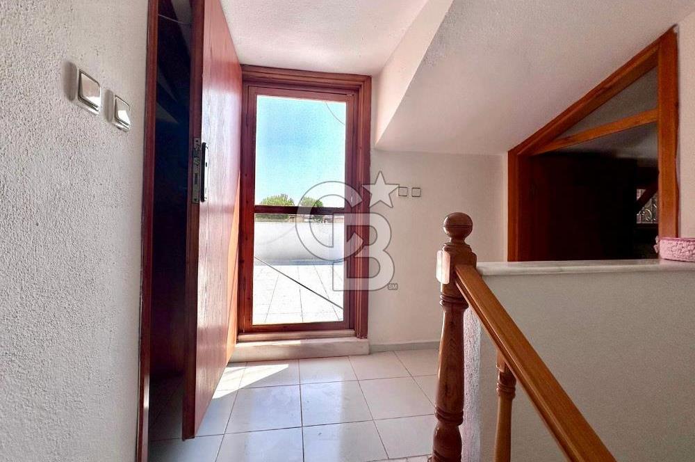 FIRSAT !! İpekkum Plajında 5+1 Tadilatlı Tripleks Bahçeli Villa