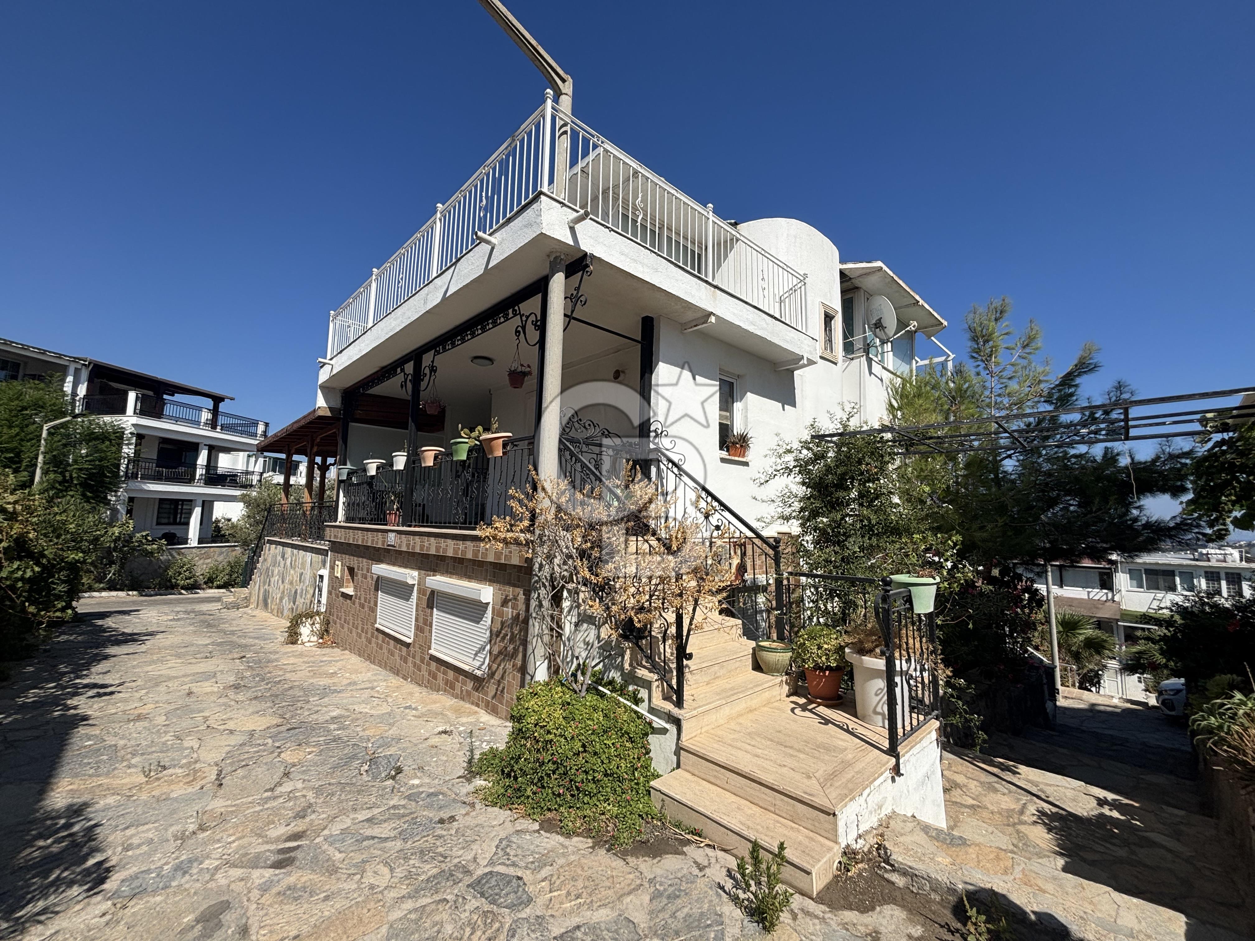 BODRUM BİTEZ'DE SATILIK HAVUZLU, DENİZ MANZARALI TRİPLEKS VİLLA