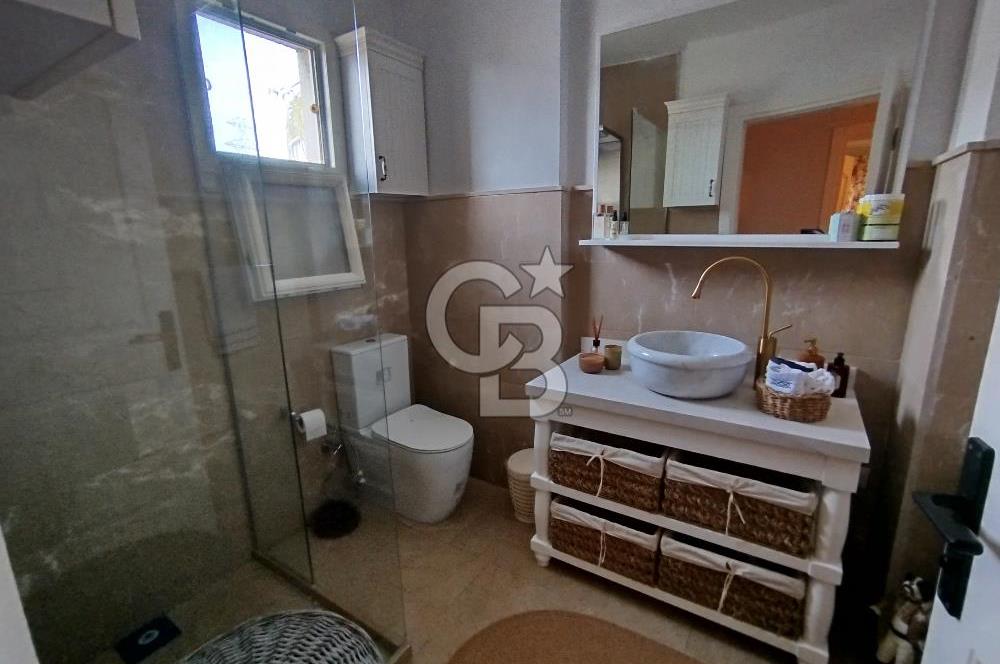 Alaçatı'da Site İçi Satılık Villa