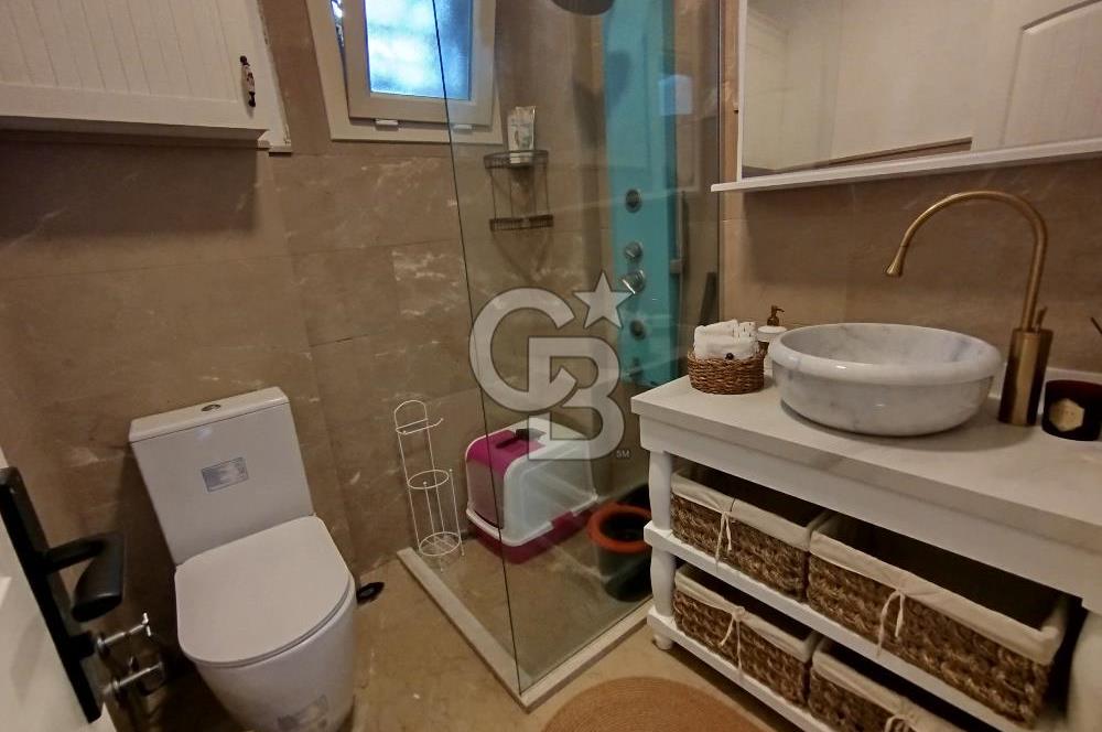 Alaçatı'da Site İçi Satılık Villa