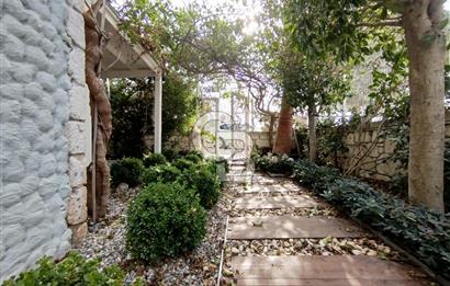 Alaçatı'da Site İçi Satılık Villa