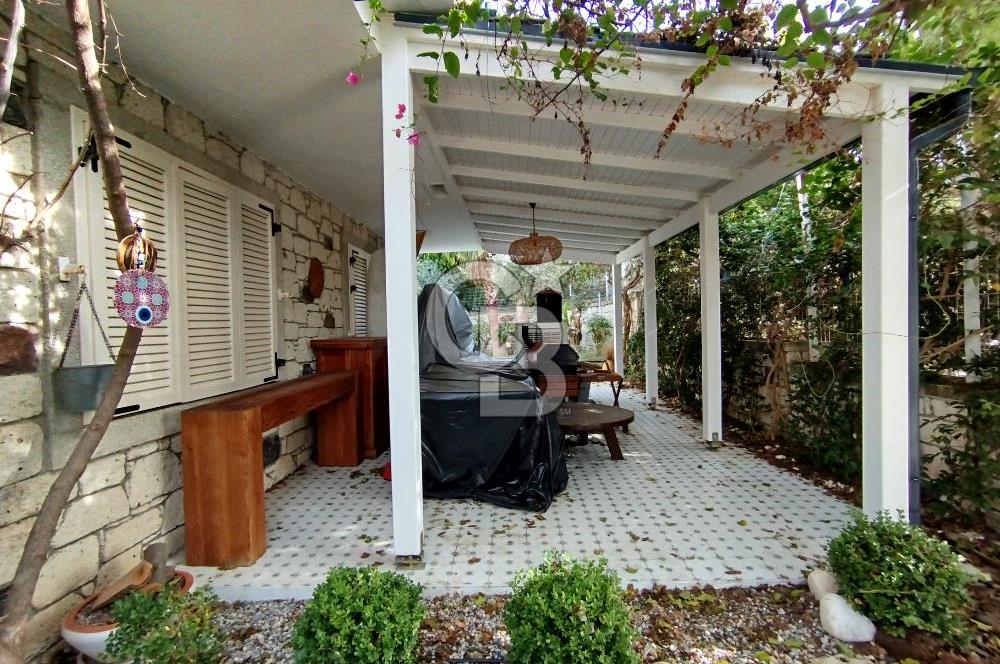 Alaçatı'da Site İçi Satılık Villa