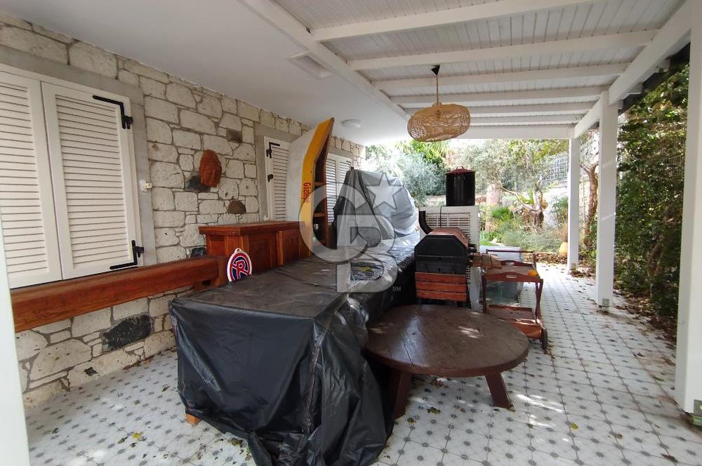 Alaçatı'da Site İçi Satılık Villa