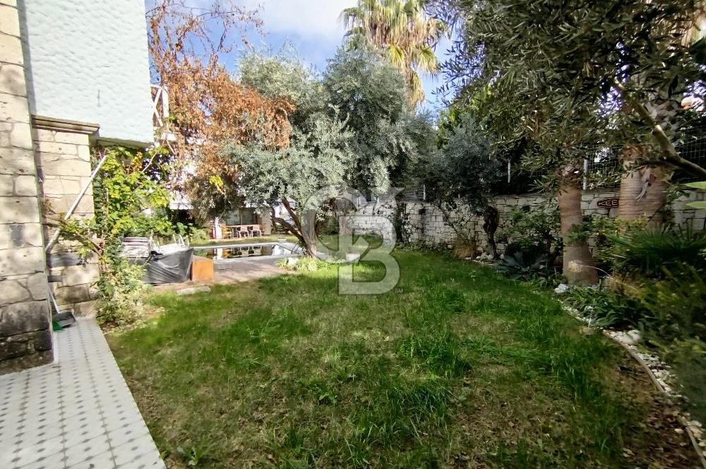 Alaçatı'da Site İçi Satılık Villa