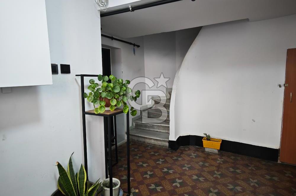 KUMBARACI CAMCI FEVZİ SOKAKTA KÖŞE BİNA 60M2, 2+1 AYDINLIK DAİRE
