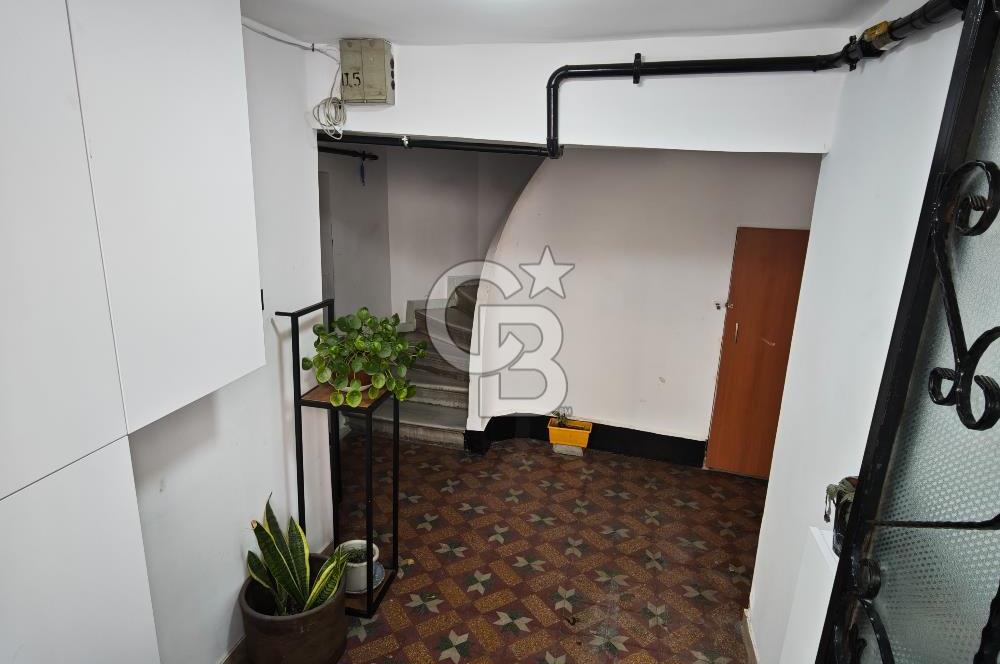 KUMBARACI CAMCI FEVZİ SOKAKTA KÖŞE BİNA 60M2, 2+1 AYDINLIK DAİRE