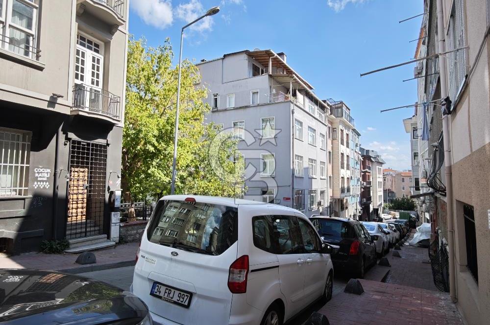 KUMBARACI CAMCI FEVZİ SOKAKTA KÖŞE BİNA 60M2, 2+1 AYDINLIK DAİRE