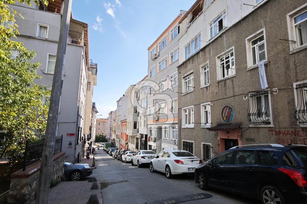 KUMBARACI CAMCI FEVZİ SOKAKTA KÖŞE BİNA 60M2, 2+1 AYDINLIK DAİRE
