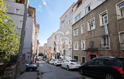 KUMBARACI CAMCI FEVZİ SOKAKTA KÖŞE BİNA 60M2, 2+1 AYDINLIK DAİRE
