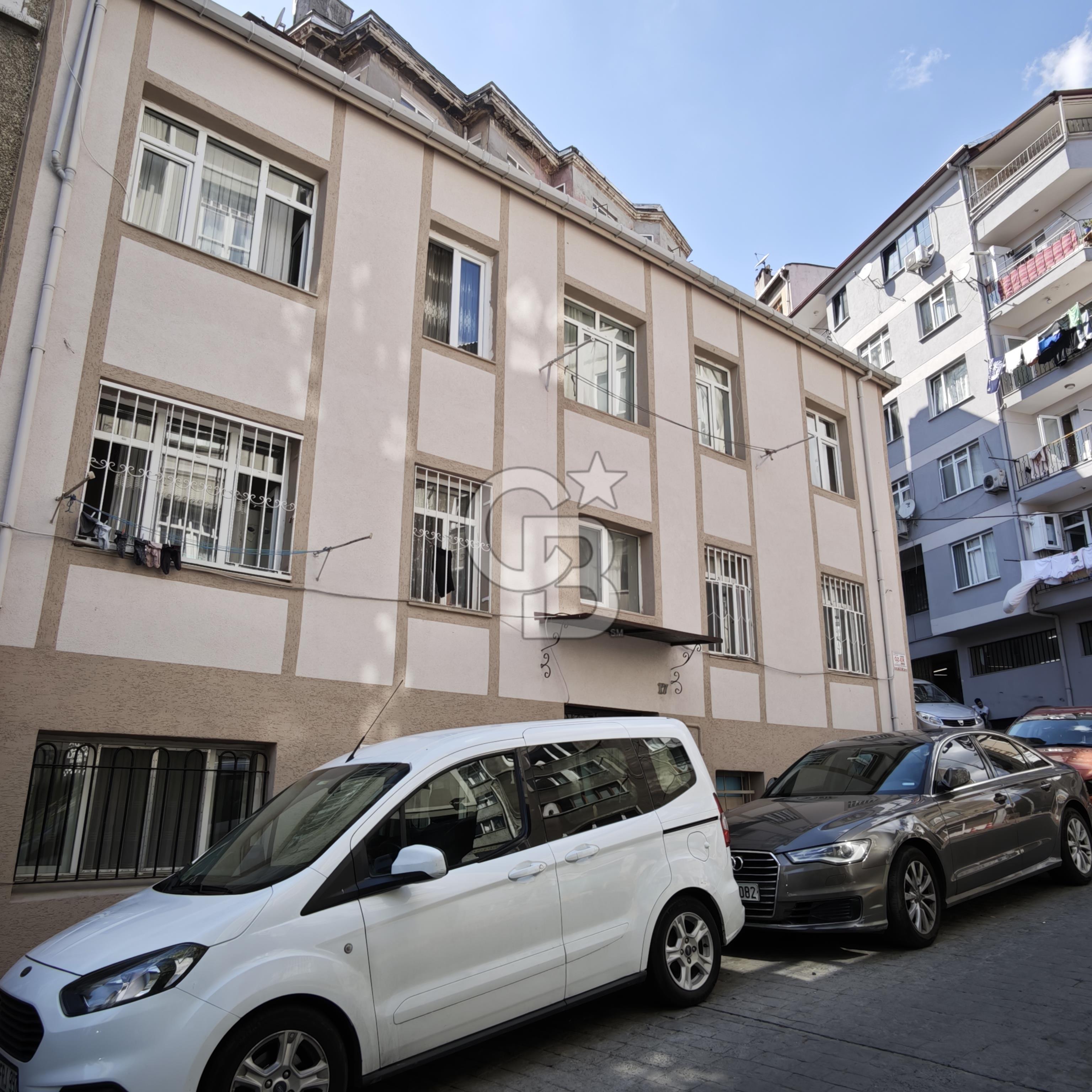 KUMBARACI CAMCI FEVZİ SOKAKTA KÖŞE BİNA 60M2, 2+1 AYDINLIK DAİRE