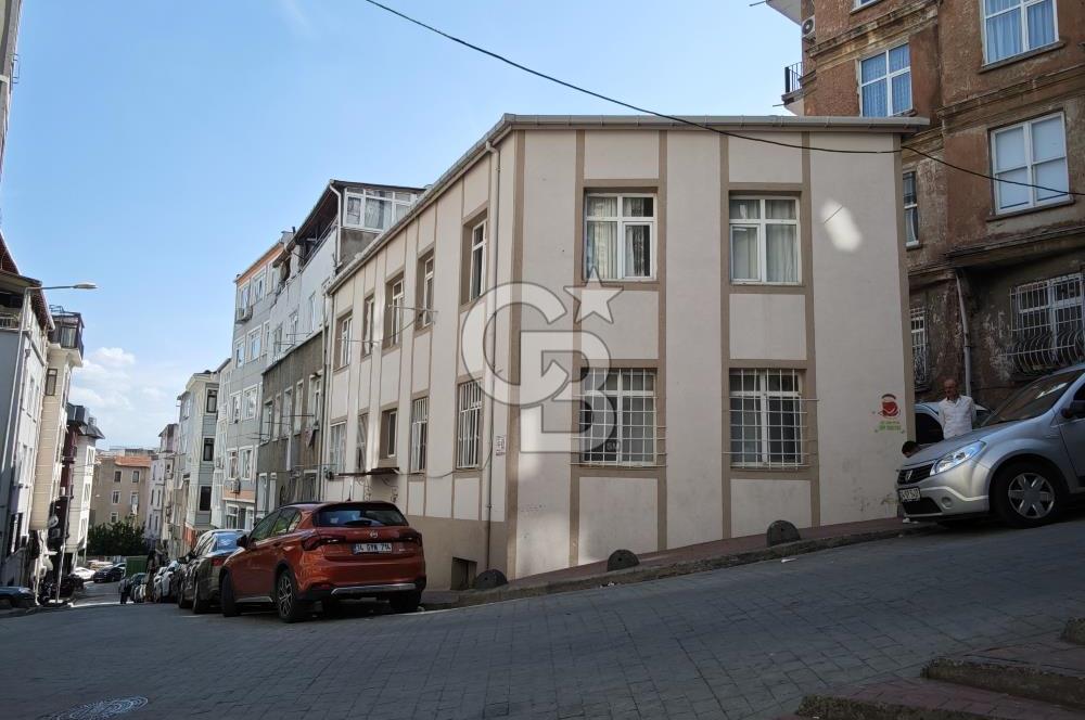 KUMBARACI CAMCI FEVZİ SOKAKTA KÖŞE BİNA 60M2, 2+1 AYDINLIK DAİRE