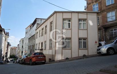 KUMBARACI CAMCI FEVZİ SOKAKTA KÖŞE BİNA 60M2, 2+1 AYDINLIK DAİRE