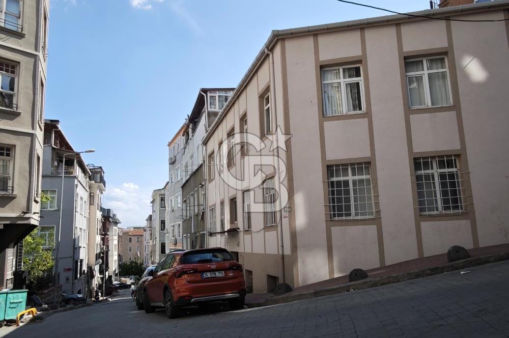 KUMBARACI CAMCI FEVZİ SOKAKTA KÖŞE BİNA 60M2, 2+1 AYDINLIK DAİRE