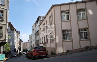 KUMBARACI CAMCI FEVZİ SOKAKTA KÖŞE BİNA 60M2, 2+1 AYDINLIK DAİRE