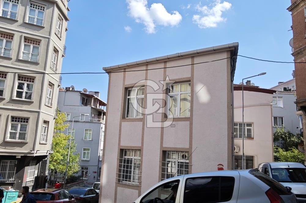 KUMBARACI CAMCI FEVZİ SOKAKTA KÖŞE BİNA 60M2, 2+1 AYDINLIK DAİRE