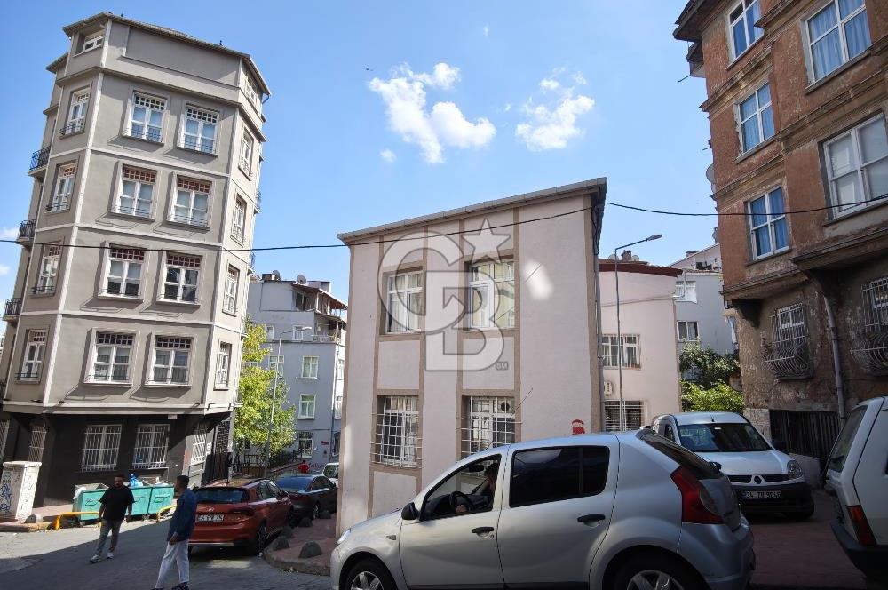 KUMBARACI CAMCI FEVZİ SOKAKTA KÖŞE BİNA 60M2, 2+1 AYDINLIK DAİRE