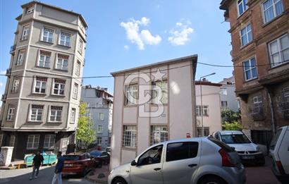 KUMBARACI CAMCI FEVZİ SOKAKTA KÖŞE BİNA 60M2, 2+1 AYDINLIK DAİRE