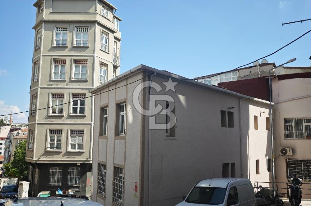 KUMBARACI CAMCI FEVZİ SOKAKTA KÖŞE BİNA 60M2, 2+1 AYDINLIK DAİRE