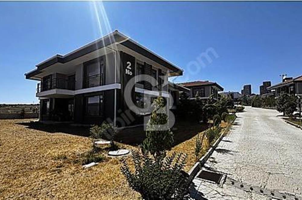 FENERBEY VİLLALARINDA 1500 m2 ARSA ÜZERİNDE NATAMAM VİLLA