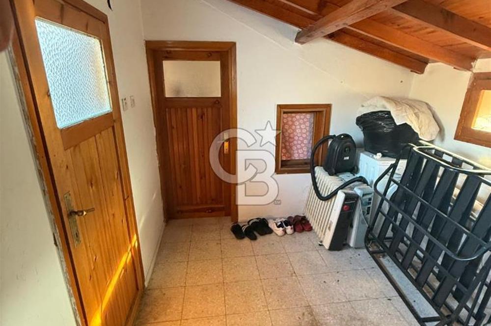 Yenifoça Merkezde Marinaya Yakın Kiralık 3+1 Taş Dubleks Daire