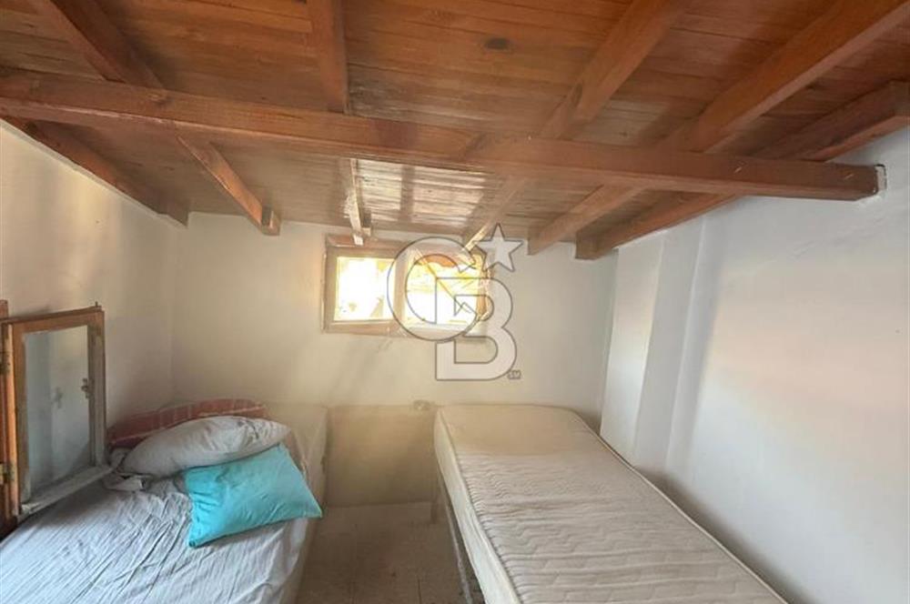 Yenifoça Merkezde Marinaya Yakın Kiralık 3+1 Taş Dubleks Daire