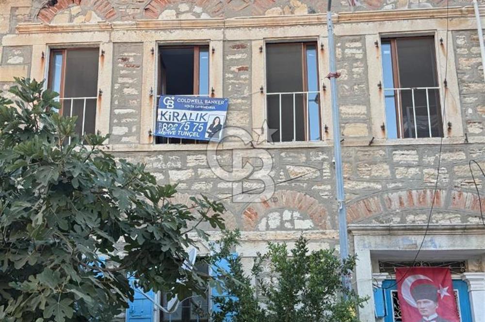 Yenifoça Merkezde Marinaya Yakın Kiralık 3+1 Taş Dubleks Daire