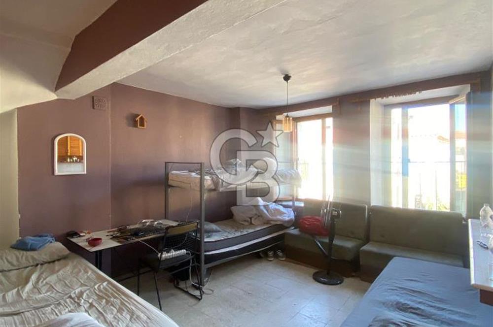 Yenifoça Merkezde Marinaya Yakın Kiralık 3+1 Taş Dubleks Daire