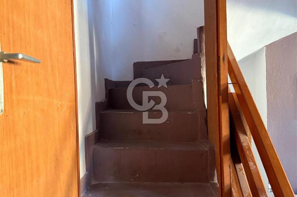 Yenifoça Merkezde Marinaya Yakın Kiralık 3+1 Taş Dubleks Daire