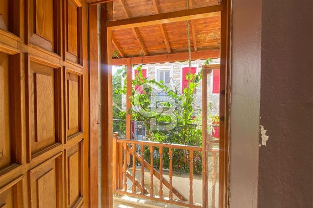 Yenifoça Merkezde Marinaya Yakın Kiralık 3+1 Taş Dubleks Daire