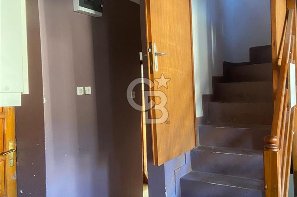 Yenifoça Merkezde Marinaya Yakın Kiralık 3+1 Taş Dubleks Daire