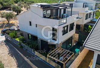 Urla, Kalabak’ta Çok Özel Müstakil Havuzlu 4+2 Satılık Villa