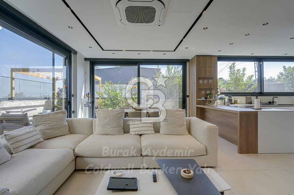 Urla, Kalabak’ta Çok Özel Müstakil Havuzlu 4+2 Satılık Villa