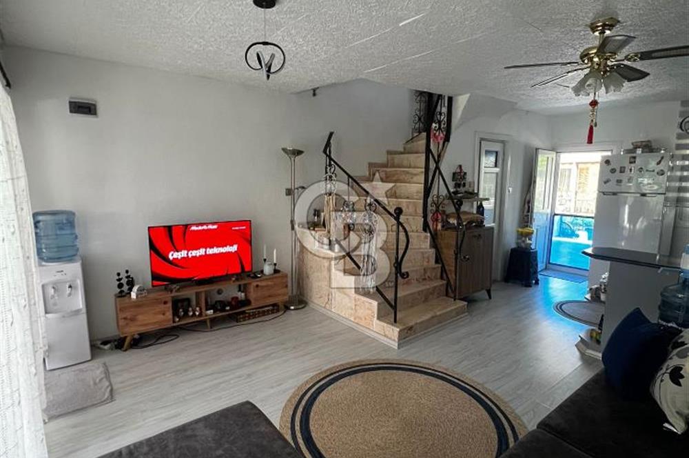 GÜMÜLDÜR’DE SİTE İÇERİSİNDE TRİPLEX YAZLIK DENİZE YAKIN KONFORLU YAŞAM