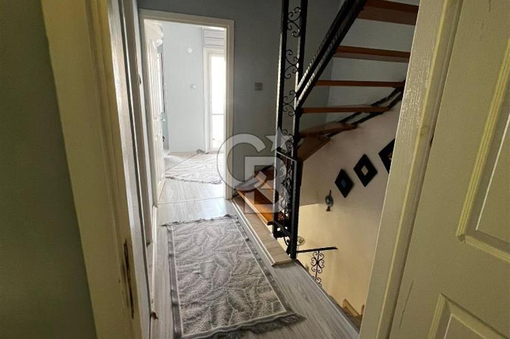 GÜMÜLDÜR’DE SİTE İÇERİSİNDE TRİPLEX YAZLIK DENİZE YAKIN KONFORLU YAŞAM