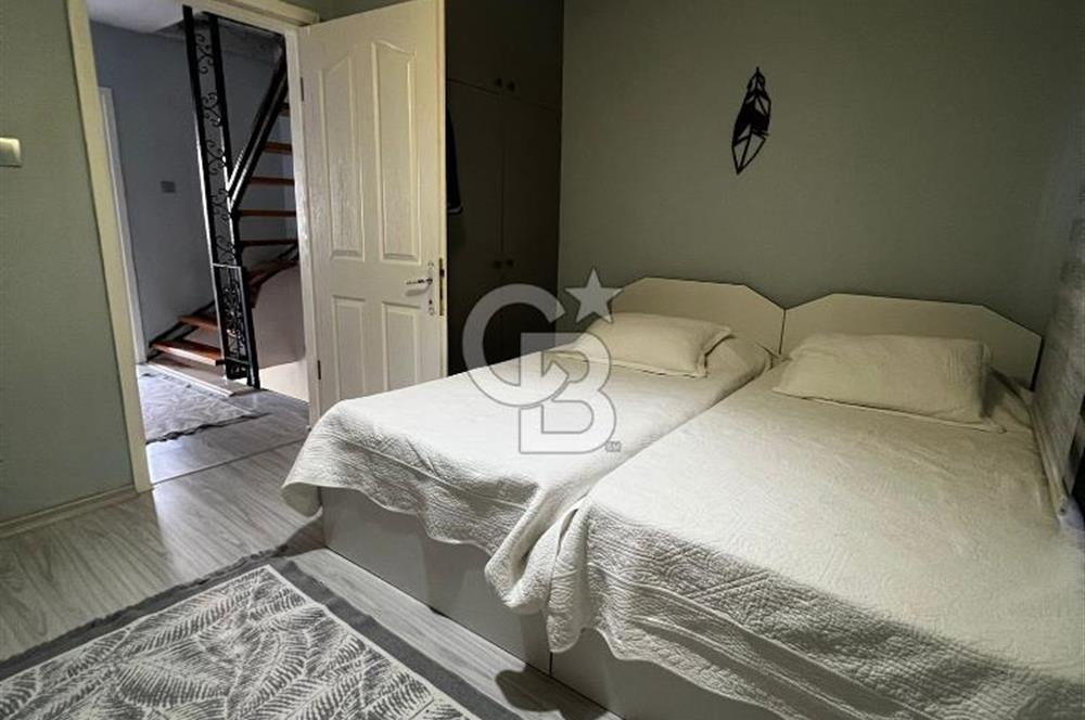 GÜMÜLDÜR’DE SİTE İÇERİSİNDE TRİPLEX YAZLIK DENİZE YAKIN KONFORLU YAŞAM