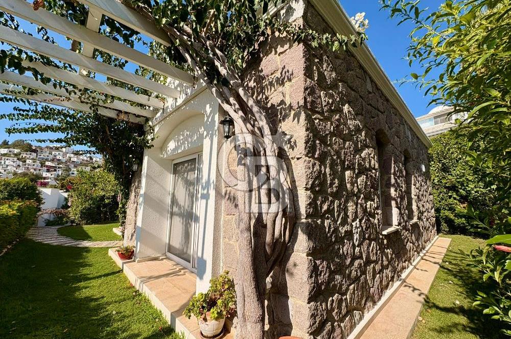 Gümüşlük'te Deniz Manzaralı Köşe Konum Bakımlı Villa
