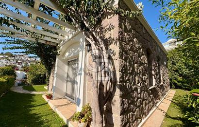 Gümüşlük'te Deniz Manzaralı Köşe Konum Bakımlı Villa