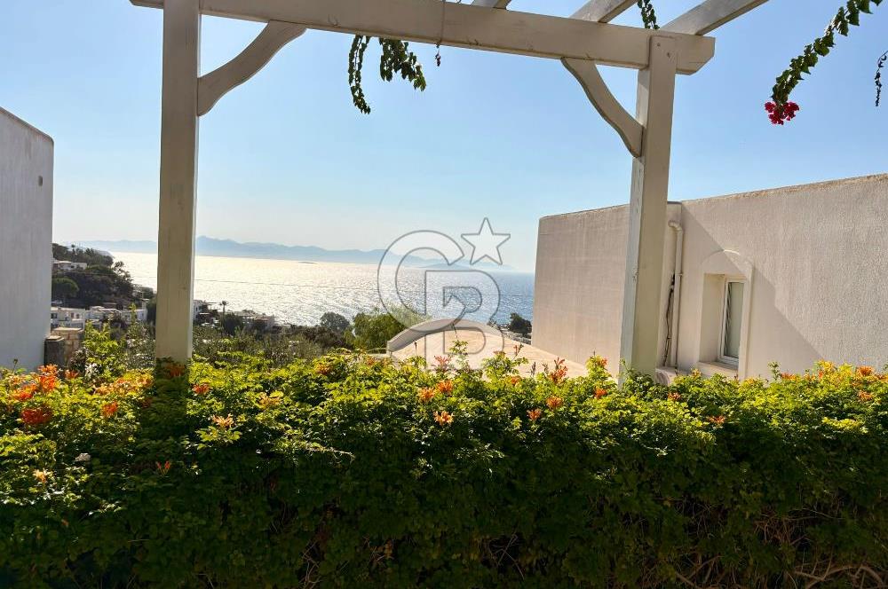Gümüşlük'te Deniz Manzaralı Köşe Konum Bakımlı Villa