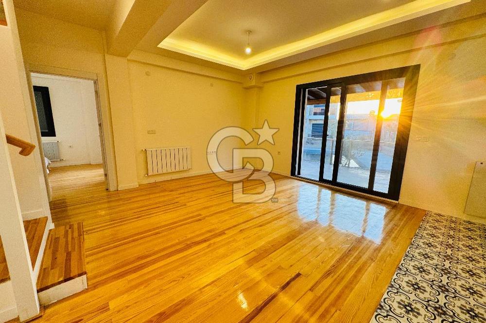 Foça Yenibağarası Mah. Havuzlu Site'de 3+1 Kiralık Villa